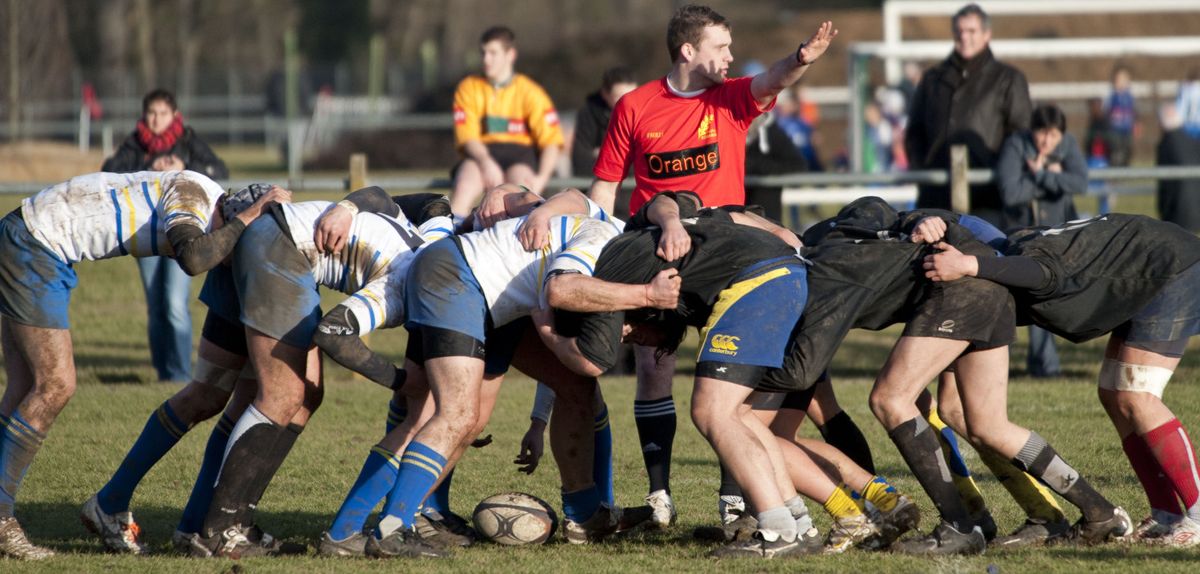 Des joueurs de rugby en pleine mêlée.