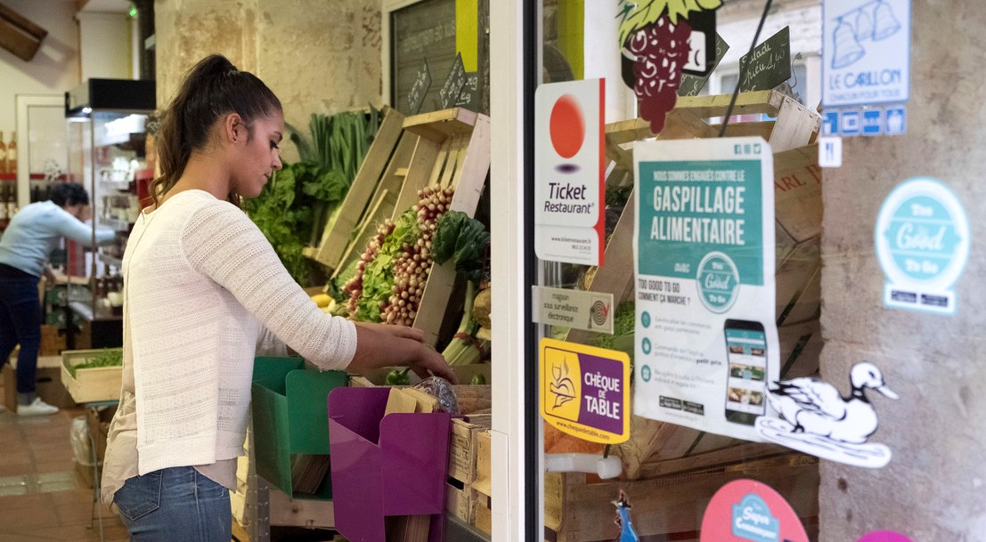 Cliente dans un magasin de producteurs à Paris.