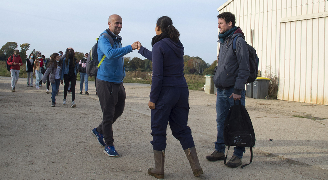 Arrivée des élèves à la ferme de Wilma