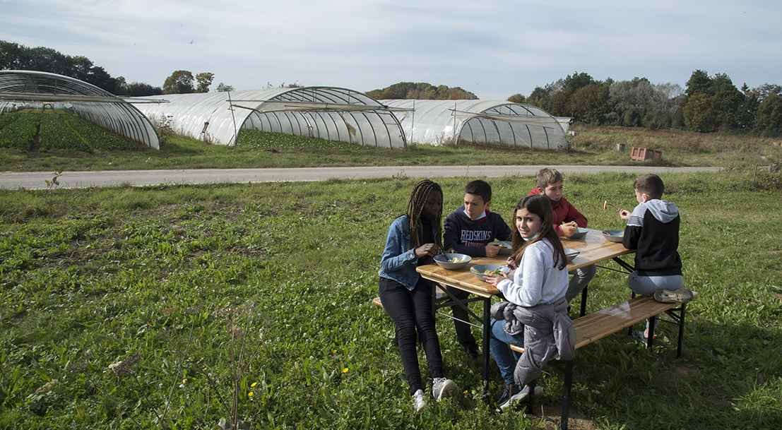 Jeunes assis en extérieur au moment du repas