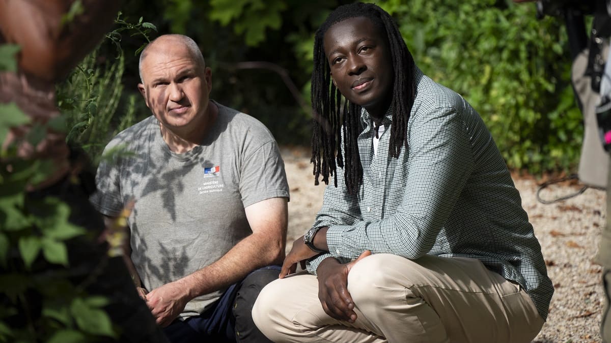 Le chef Mory Sacko en compagnie de Pierre, jardinier du ministère.