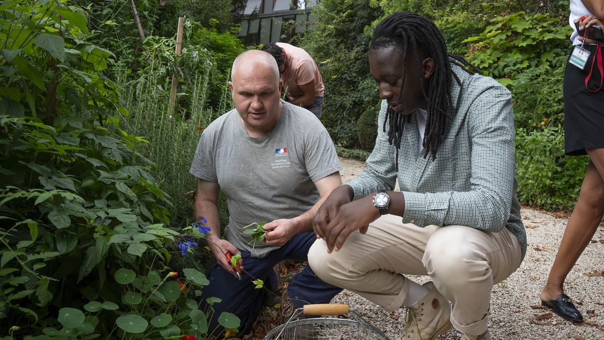 Le chef Mory Sacko en compagnie de Pierre, jardinier du ministère.