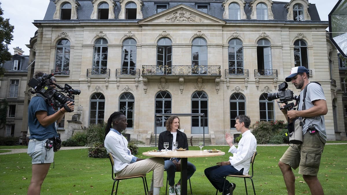 Le chef étoilé Mory Sacko dans les jardins du ministère de l'Agriculture en compagnie de Paul de Saint-Sernin, humoriste, et de Philip Chronopoulos, chef doublement étoilé du Palais Royal Restaurant.