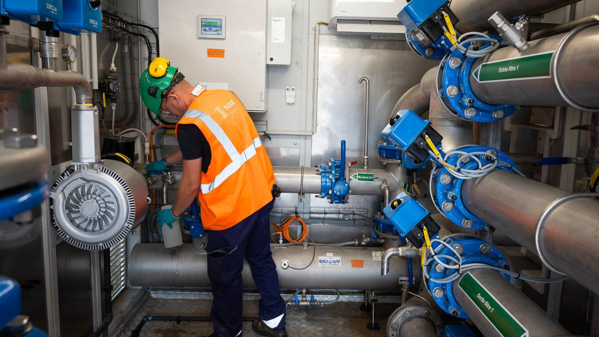 Un technicien analyse le filtrage de l'eau de la station d'épuration