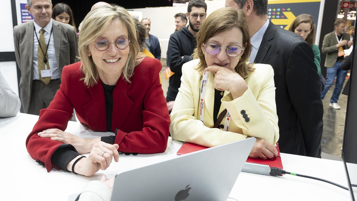 Agnès Pannier-Runacher, ministre déléguée auprès du ministre de l’Agriculture et de la Souveraineté alimentaire, et Cécile Bigot-Dekeyzer, secrétaire générale du ministère de l’Agriculture et de la Souveraineté alimentaire, sur le stand du ministère au salon VivaTech 2024.