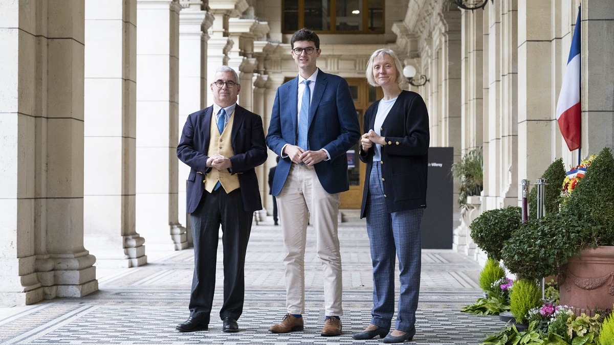 Plusieurs agents du ministère et un jeune homme qui posent pour une photo