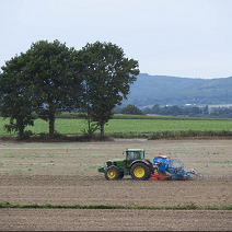 tracteur au loin dans un champs