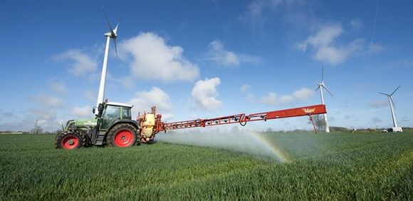 Tracteur pulvérisant un substitut aux fongicides à base d’algues, près de Saint-Malo (Côtes-d’Armor) ©Pascal Xicluna/Min.Agri.Fr