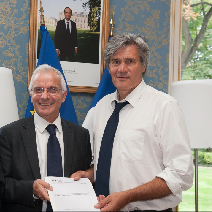 Bernard Hervieu remet au Ministre, Stéphane Le Foll, le rapport du CGAAER sur les contributions de l'agriculture et de la forêt à la lutte contre le changement climatique ©Cheick.Saidou/MinAGRi.Fr.