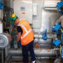 Homme travaillant sur des tuyaux