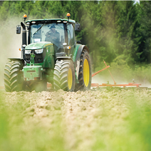 Tracteur dans un champs