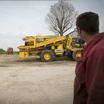 homme regardant un tracteur