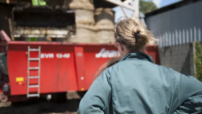 Une agricultrice sur son lieu de travail