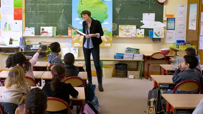 Un atelier Fruits et légumes à l'école dans une classe