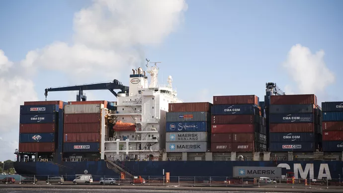 Des containers sur un bateau dans un port