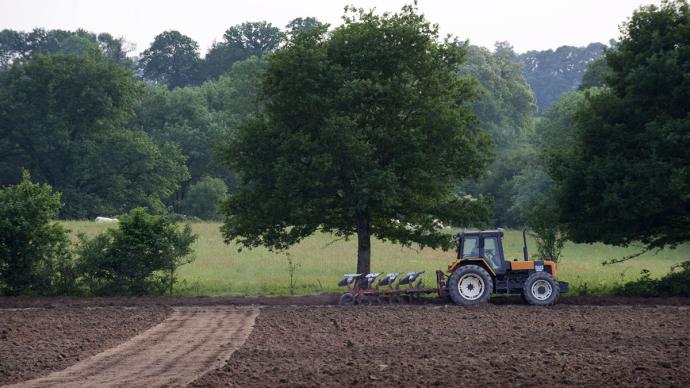 tracteur labourant un champs