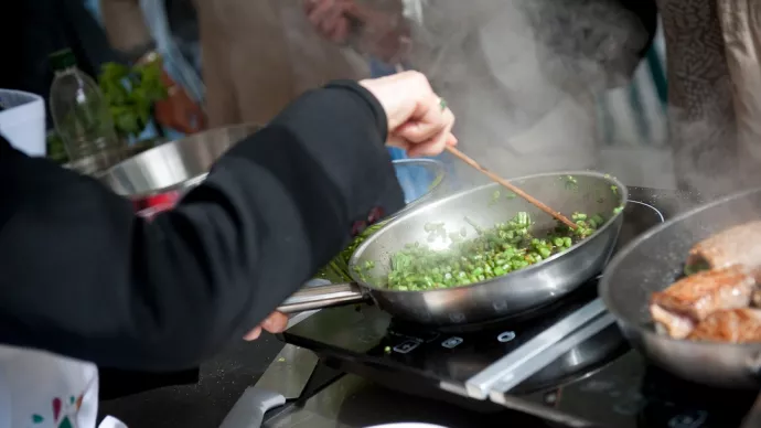 Une poëlée de légumes en train d'être cuisinée