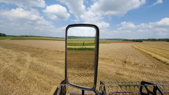 Un champ vu depuis un engin agricole