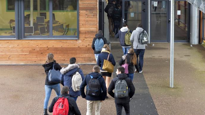 Lycéens rentrant dans un établissement scolaire