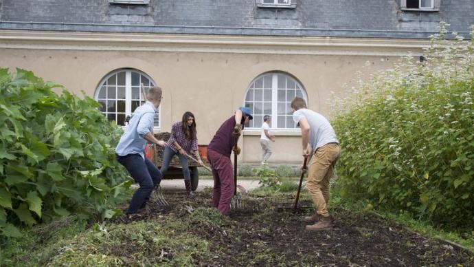 Crédit ci-après