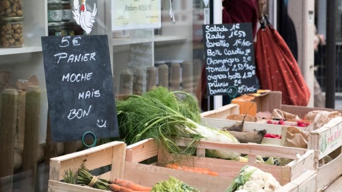 Un étal d'une épicerie solidaire et antigaspi