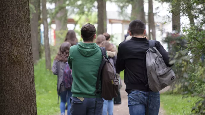 Elèves de l'enseignement agricole se promenant, de dos