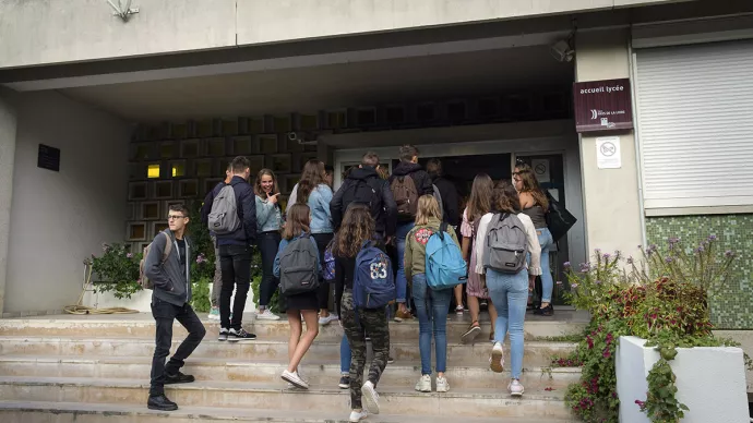 Elèves entrant dans leur établissement scolaire