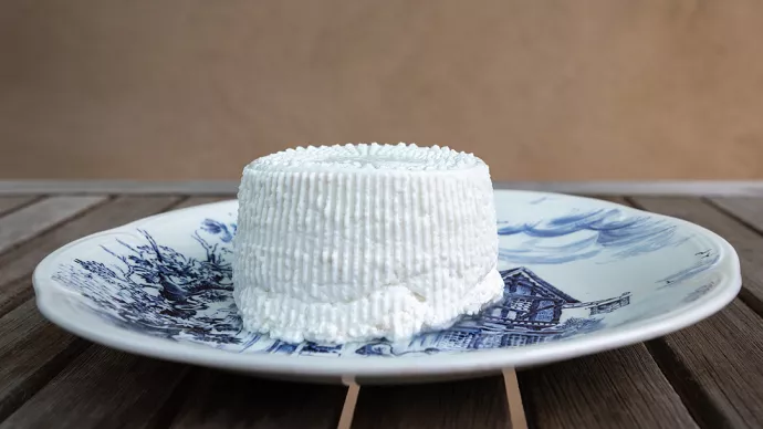 Photographie d'un Brocciu sur une assiette blanche avec des décorations 