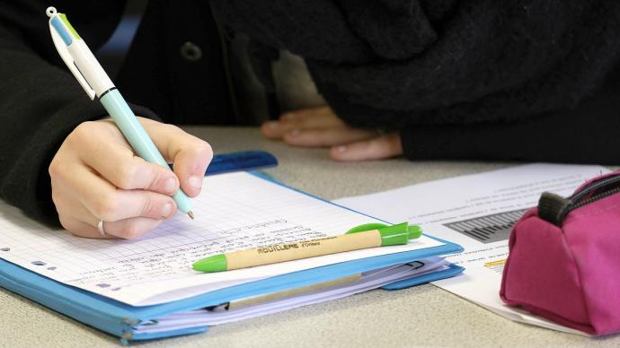 Elève en salle de classe lors d'un contrôle