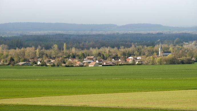 champ devant un village