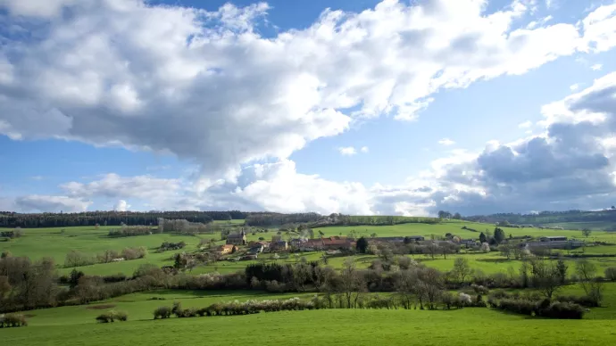 Paysage rural avec le village de Signy-Montlibert 