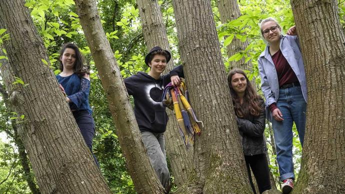 Elèves écoresponsables dans un arbre