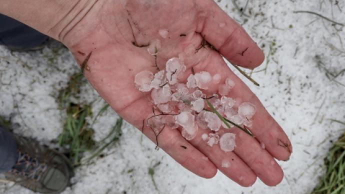 Grêlons prélevés dans le Doubs (Saône)