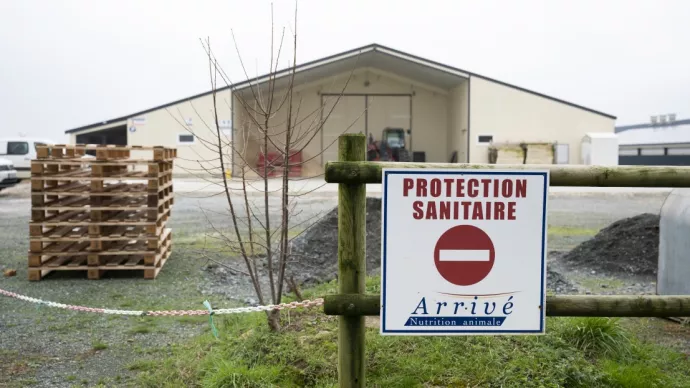 Panneau d'entrée d'une exploitation aviaire présentant un risque sanitaire