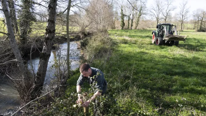 Agriculteur effectuant des travaux près d'un cours d'eau