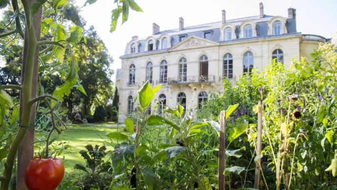 L'hôtel de Villeroy vu depuis les jardins du ministère de l'Agriculture et de la Souveraineté alimentaire