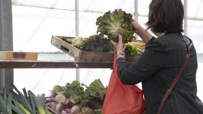 Cliente qui achète des légumes