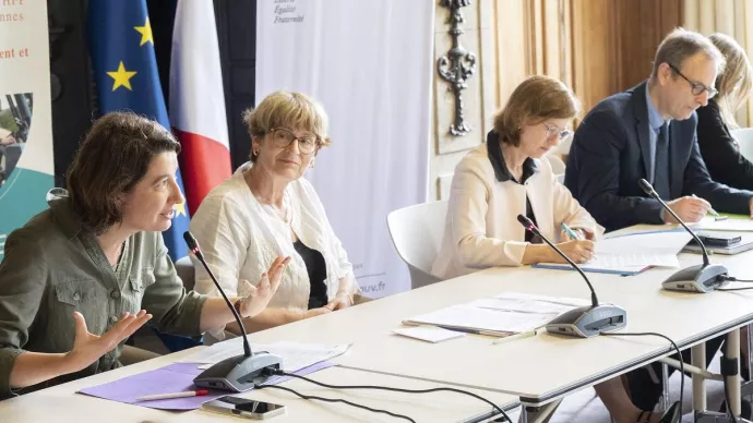 Marine Neuville, directrice du Fonds pour l’insertion des personnes handicapées dans la fonction publique (FIPHFP), Françoise Descamps-Crosnier, présidente du Comité national du FIPHFP et Cécile Bigot-Dekeyzer, secrétaire générale du ministère de l’Agriculture et de la Souveraineté alimentaire.