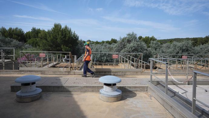 Technicien surveillant une station d'épuration