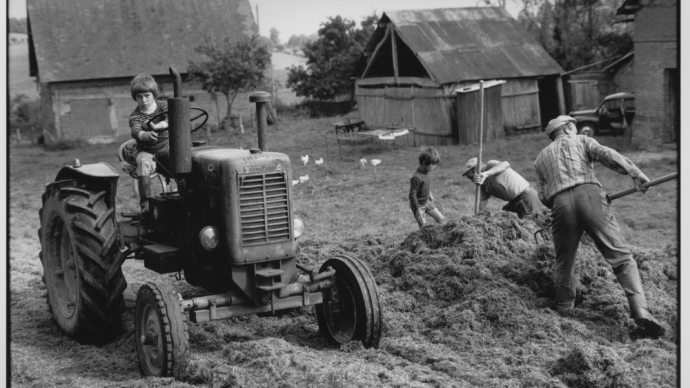 Enfant conduisant un tracteur. Prise de vue datant de 1978