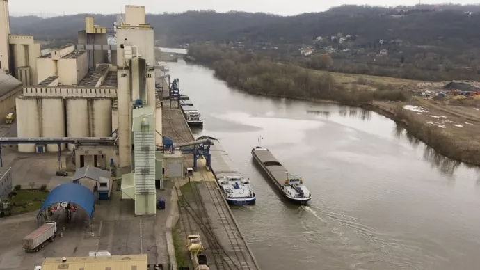 bateau navigant près d'une usine