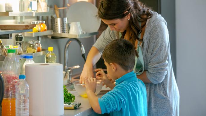 Mère et fils en train de cuisiner