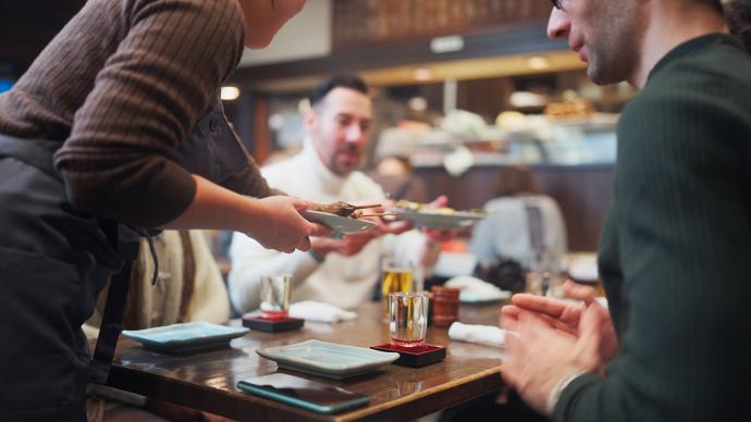 Clients servis dans un restaurant