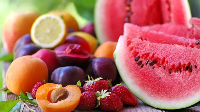 Un assortiment de fruits d'été.