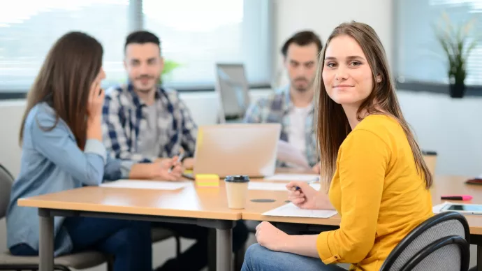 Des employés autour d'une table dans un bureau