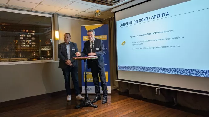 Signature de la convention de partenariat entre la direction générale de l’enseignement et de la recherche (DGER) du ministère de l’Agriculture, de la Souveraineté alimentaire et de la Forêt et l’Association pour l’emploi des cadres, ingénieurs et techniciens de l’agriculture (APECITA), le 12 décembre 2024.