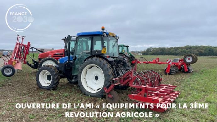 Un engin agricole dans un champ