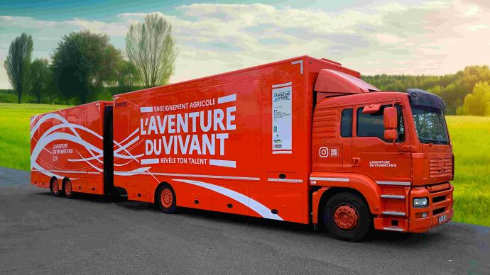 Le camion de « L'Aventure du vivant, Le Tour » sur une route de campagne