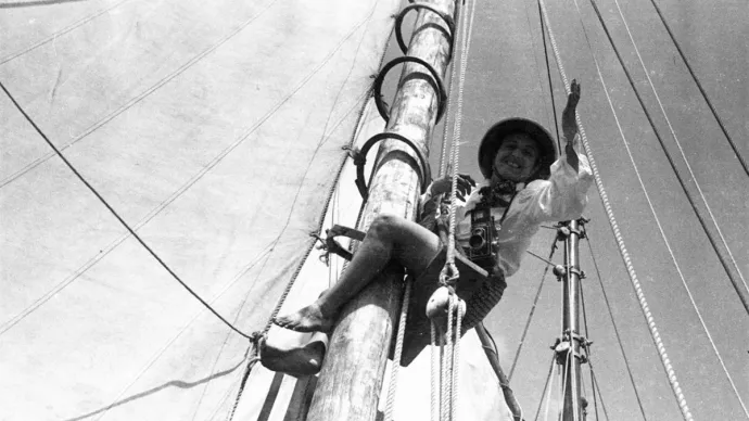 Anita Conti dans les agrès du voilier Johanna (Guinée, 1949)