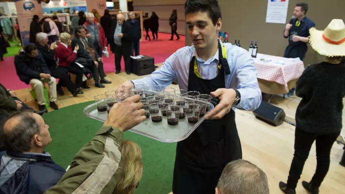 Dégustation des vins du lycée viticole de Libourne-Montagne au Salon international de l'agriculture 2015.